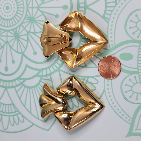 5/$20 Bundle deal - Clipback Earrings - Picture 3 of 3